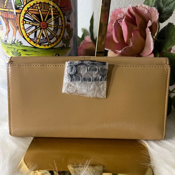 Gucci Leather Wallet with Vintage Clasp - Picture 3 of 15